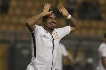 Muito euf�rico, Junior Dutra comemora seu primeiro gol vestindo a camisa corinthiana