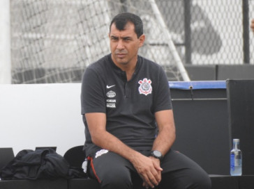 Com semblante desanimado, Carille observa o jogo-treino contra o Red Bull