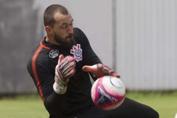 O goleiro Walter treina para voltar a ser relacionado ap�s les�o que o tirou de campo