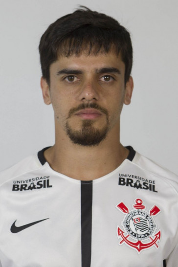 Fagner, bem s�rio, posando para a foto 3x4 da temporada 2018