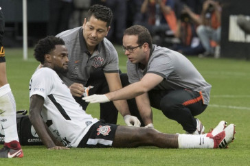 Ren� J�nior tomou uma entrada violenta do goleiro Ja�lson, do Palmeiras