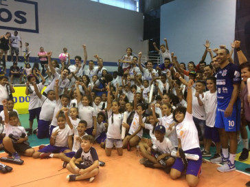 As arquibancadas contaram com a presen�a de crian�as do Instituto Passe de M�gica