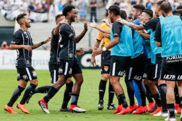 Ren� J�nior comemora o gol marcado contra o Santos com os jogadores reservas do Corinthians