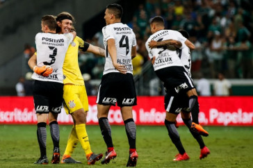 Jogadores comemoram defesa do C�ssio na final do campeonato paulista