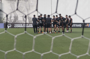 Jogadores do Corinthians no treino da tarde desta ter�a-feira