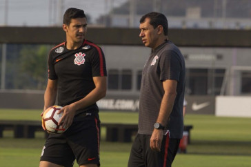 Carille passa orienta��es a Balbuena no treino desta ter�a