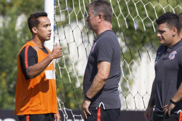Jadson conversa com Walmir Cruz durante atividade deste s�bado no CT