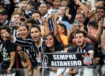 A torcida vibrando muito com a atua��o corinthiana diante o Vit�ria, na Arena Corinthians