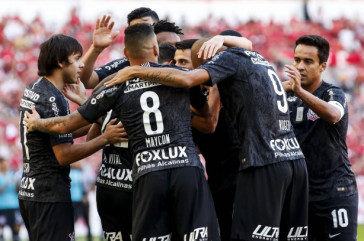 Jogadores se re�nem para comemorar o gol de Mateus Vital contra o Internacional