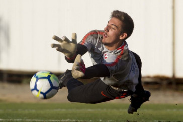 Goleiro Doneli treinou com o time principal nesta tarde