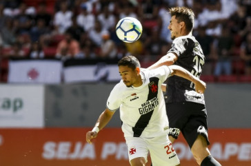 Danilo Avelar em jogada a�rea contra o time do Vasco, pelo Campeonato Brasileiro