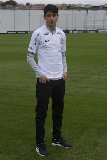 �ngelo Araos � apresentado oficialmente como jogador do Corinthians