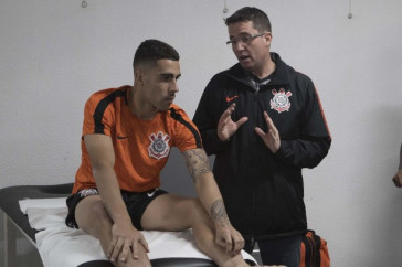 Osmar Loss conversa com Gabriel antes do jogo contra a Chapecoense, no vesti�rio da Arena Cond�