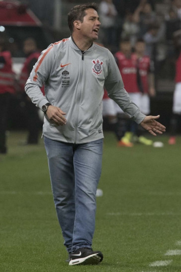 T�cnico Osmar Loss comandou o empate com o  Atl�tico-MG, na Arena Corinthians, pelo Brasileir�o