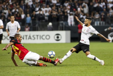 Clayson divide bola com advers�rio