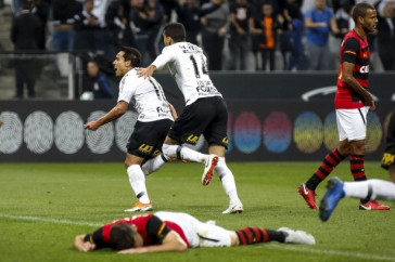 Jogadores comemoram primeiro gol na vit�ria sobre o Sport