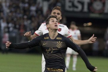 Mateus Vital em jogada contra o Flamengo, pelo Brasileir�o