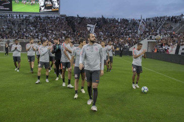 Jogadores se impressionaram com a presen�a de milhares de torcedores na Arena Corinthians, no treino