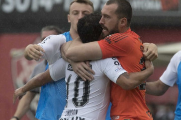 Valter comemora com Jadson o gol do Corinthians