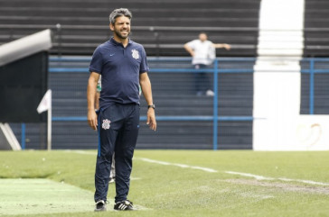 T�cnico  Marcos Soares comanda a equipe do Corinthians sub-17