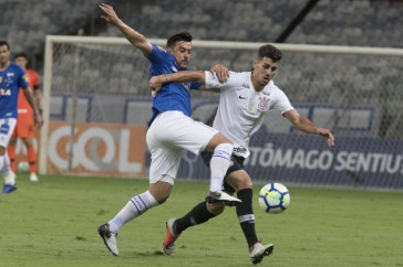 Danilo em disputa com advers�rio no jogo desta quarta-feira