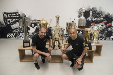 Sheik e Danilo posam ao lado dos trof�us conquistados por ambos pelo Corinthians