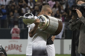 Sheik levanta a ta�a da libertadores de 2012