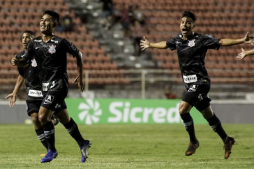 Fabr�cio Oya e Roni comemorando gol contra o Sinop, pela Copinha 2019
