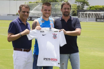 Ramiro recebe de Kalil e Du�lio a camisa do Corinthians