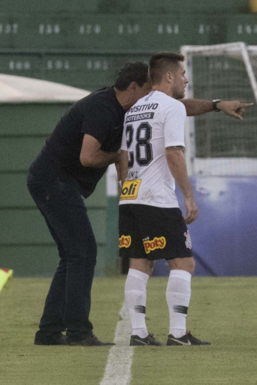 Ramiro recebe instru��es de F�bio Carille durante partida contra o Guarani