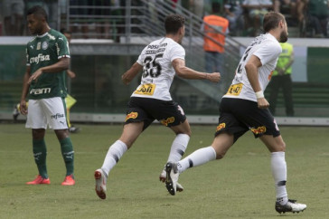 Danilo Avelar e Henrique comemorando o gol do lateral contra o Palmeiras, pelo Paulist�o