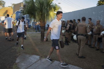 Danilo Avelar chegando ao est�dio do Caf�, para jogo contra o Ferrovi�rio, pela Copa do Brasil