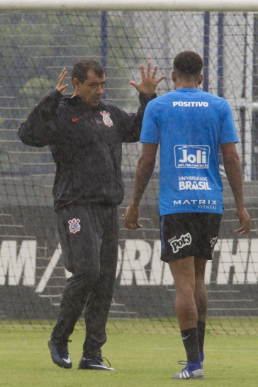 Carille passa instru��es a Gustavo