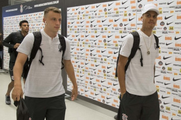 Jogadores do Corinthians chegam a Arena para enfrentar o Avenida-RS