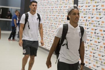 Jogadores do Corinthians chegam a Arena para enfrentar o Avenida-RS
