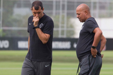 F�bio Carille e Mauro Silva no treinamento desta sexta-feira no CT