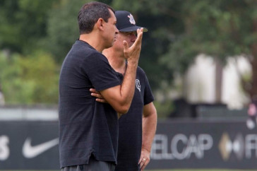 Carille e Walmir Cruz conversam no treinamento de hoje no CT