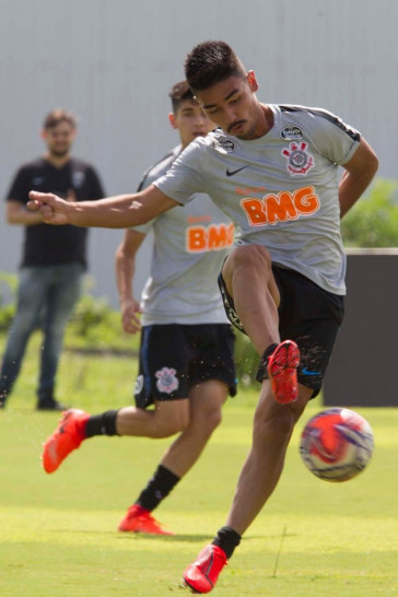 Fabricio Oya em treinamento com elenco principal nesta sexta-feira