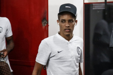 Pedrinho no vesti�rio antes do jogo contra o Botafogo-SP, em Ribeir�o Preto