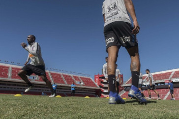 Tim�o segue treinando forte para jogo contra o Racing, na quarta-feira