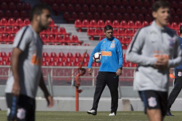 Cuca observa treino em solo argentino
