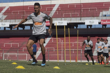 Richard segue treinando na Argentina para jogo contra o Racing, pela Sul-Americana
