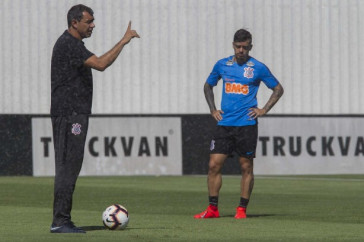 Carille passa instru��es a Fagner no �ltimo treino do Corinthians no CT Joaquim Grava