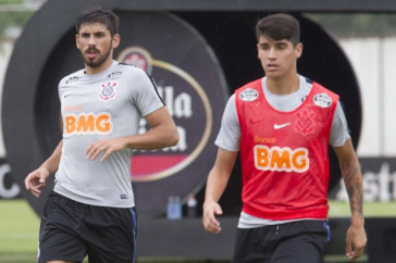 M�ndez e Araos no treinamento desta sexta-feira no CT