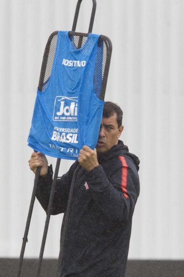 Tecnico F�bio Carille ajeitando tudo para o treino de hoje no CT Joaquim Grava