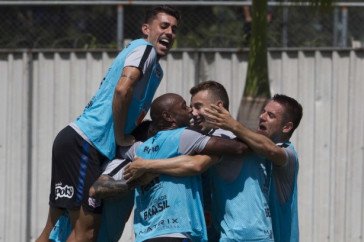 Avelar e companheiros, no CT Joaquim Grava, durante treino desta sexta-feira
