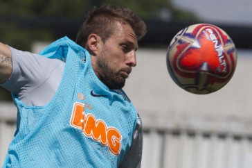 Henrique treina no CT Joaquim Grava para enfrentar o Santos, domingo