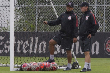 Comiss�o t�cnica durante o treino desta quinta-feira no CT