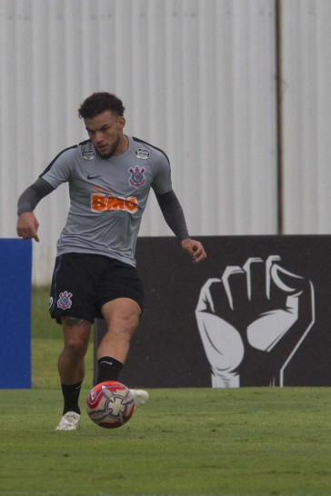 Andr� Luis treina no CT Joaquim Grava se preparando para duelo contra a Ferrovi�ria