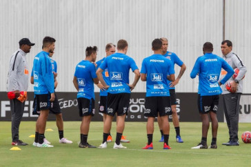 Elenco do Corinthians treina para encarar a Ferrovi�ria